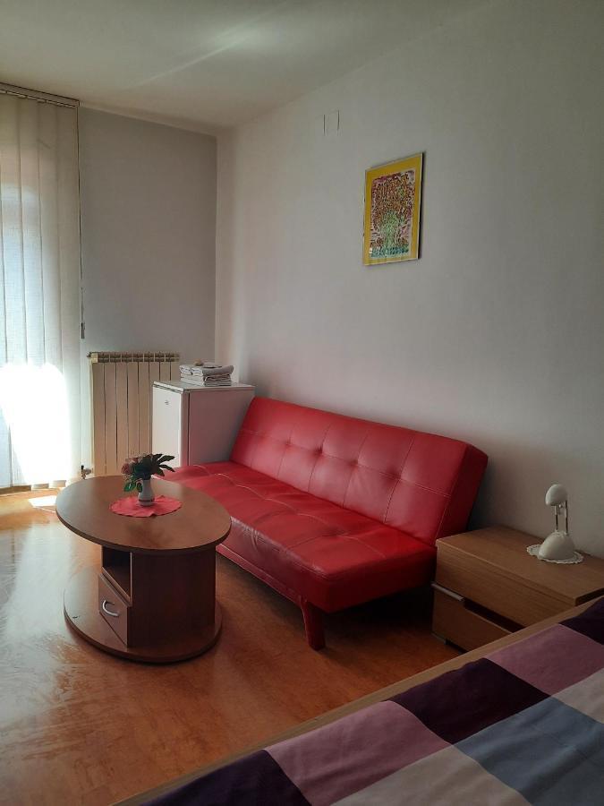 Rooms Cehovin Постойна Екстериор снимка