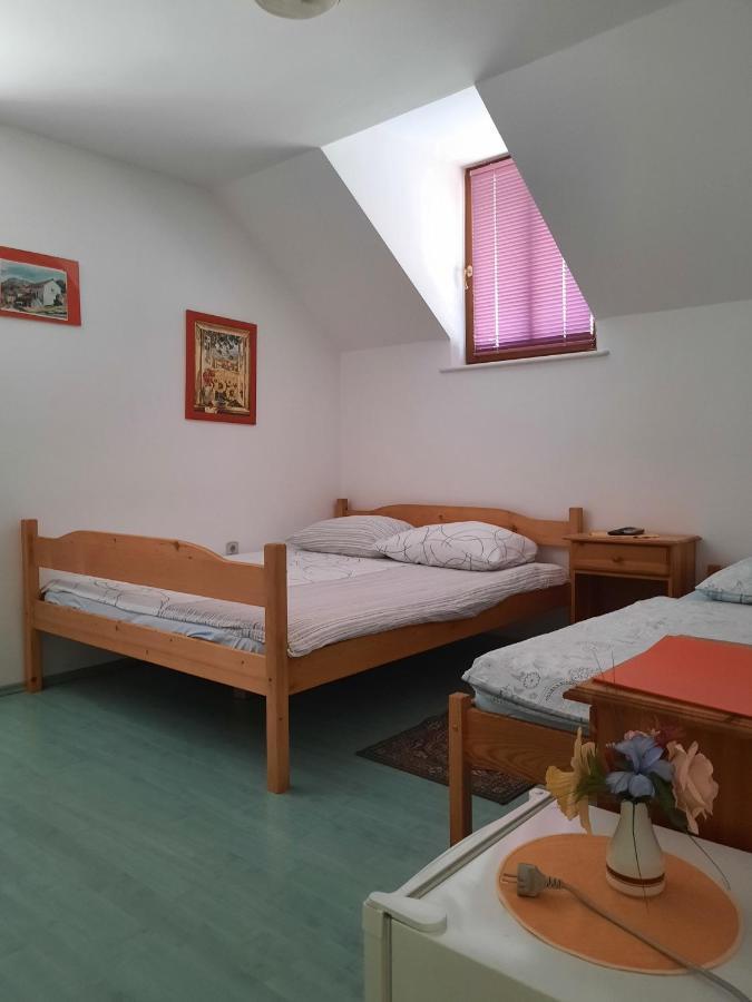 Rooms Cehovin Постойна Екстериор снимка